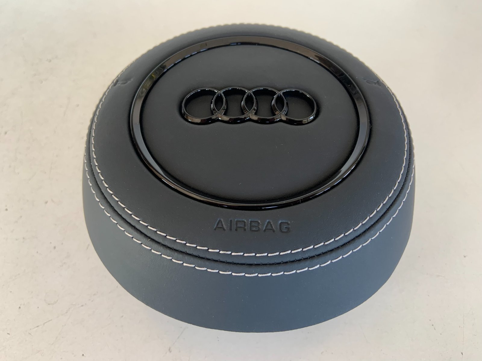 Audi A4 vairo oro pagalvės dangtelis