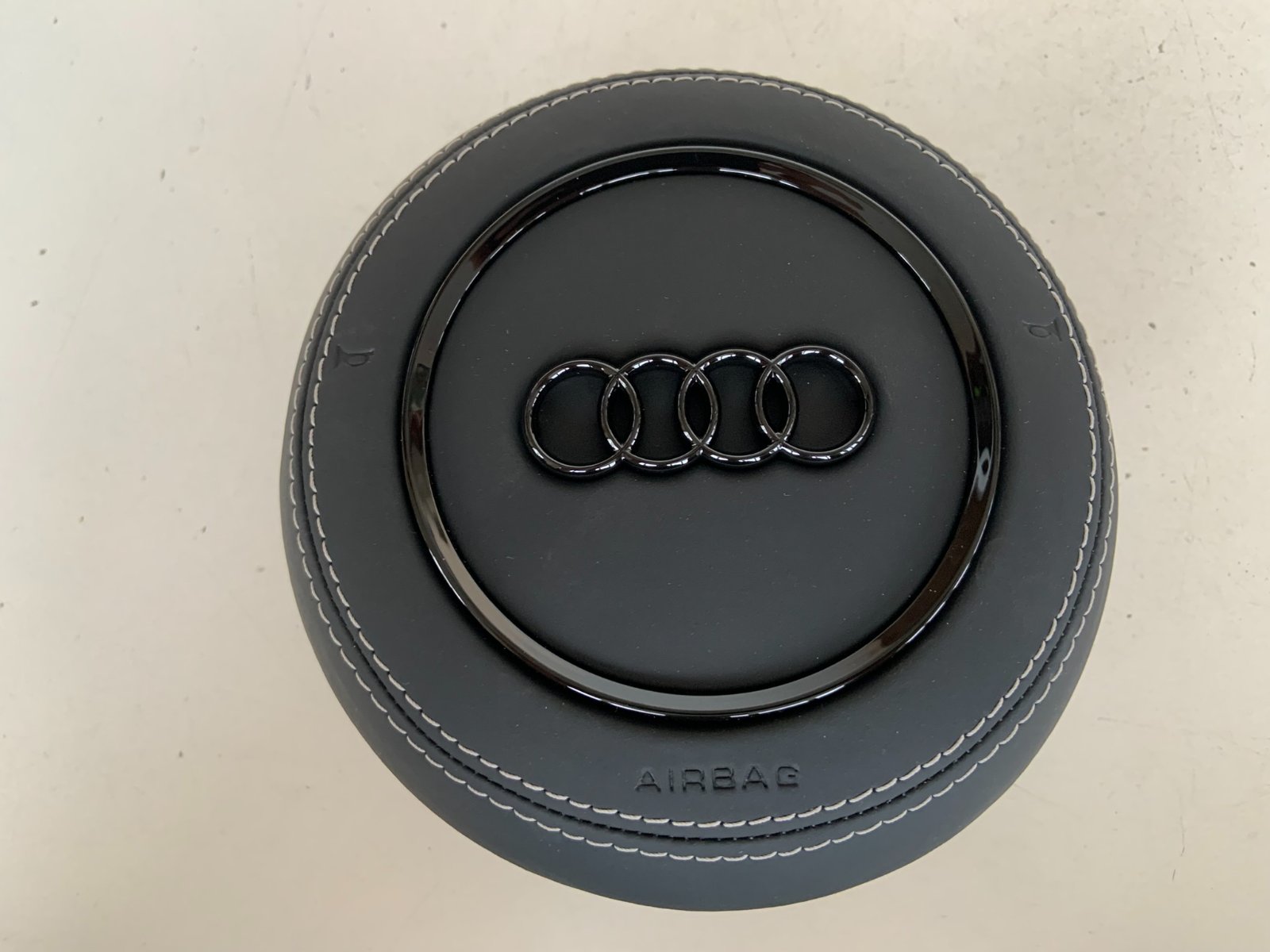 Audi A8 vairo oro pagalvės dangtelis