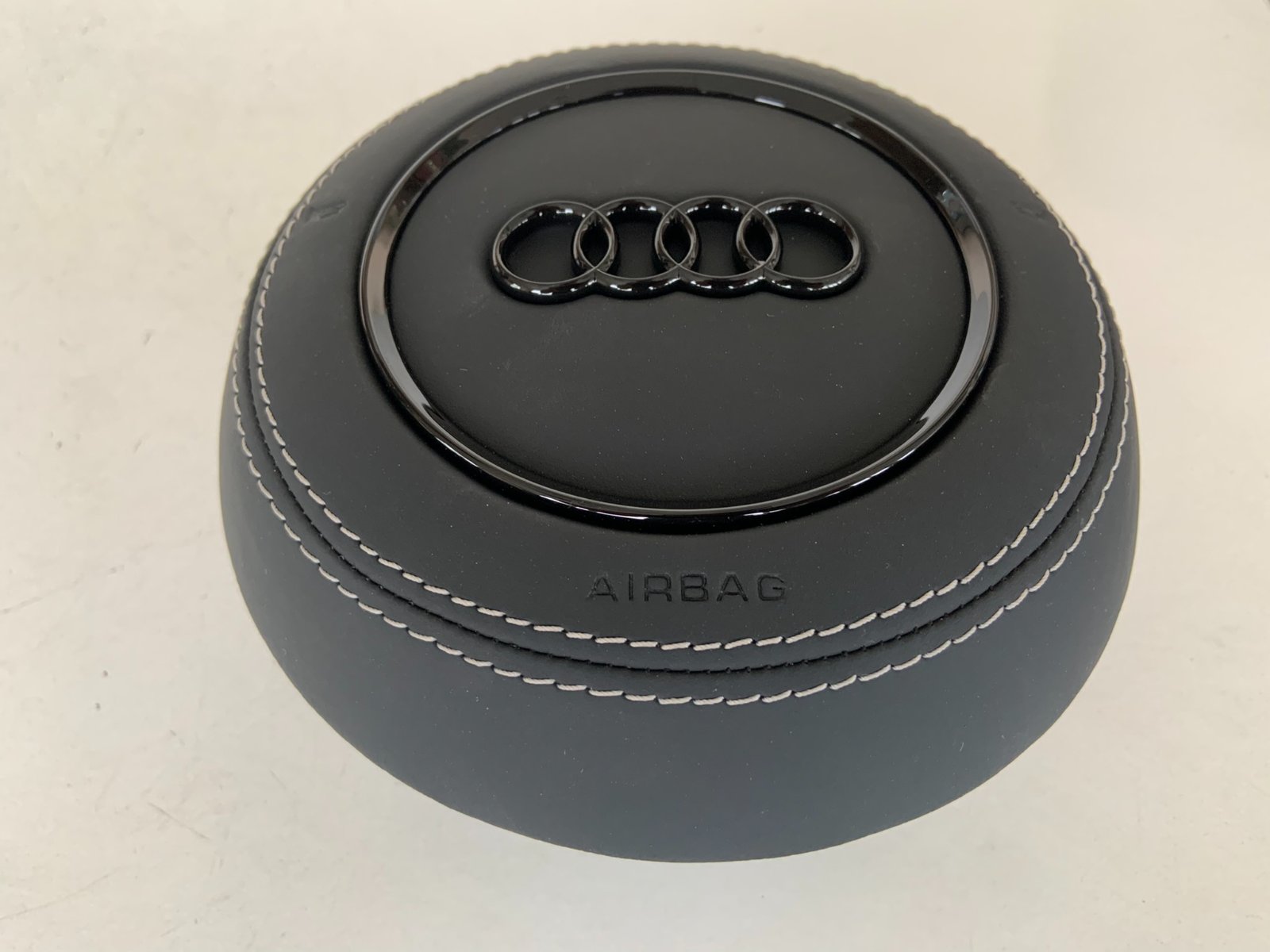 Audi A8 vairo oro pagalvės dangtelis