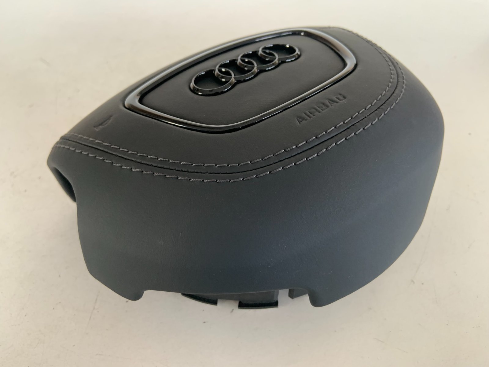 Audi A8 vairo oro pagalvės dangtelis