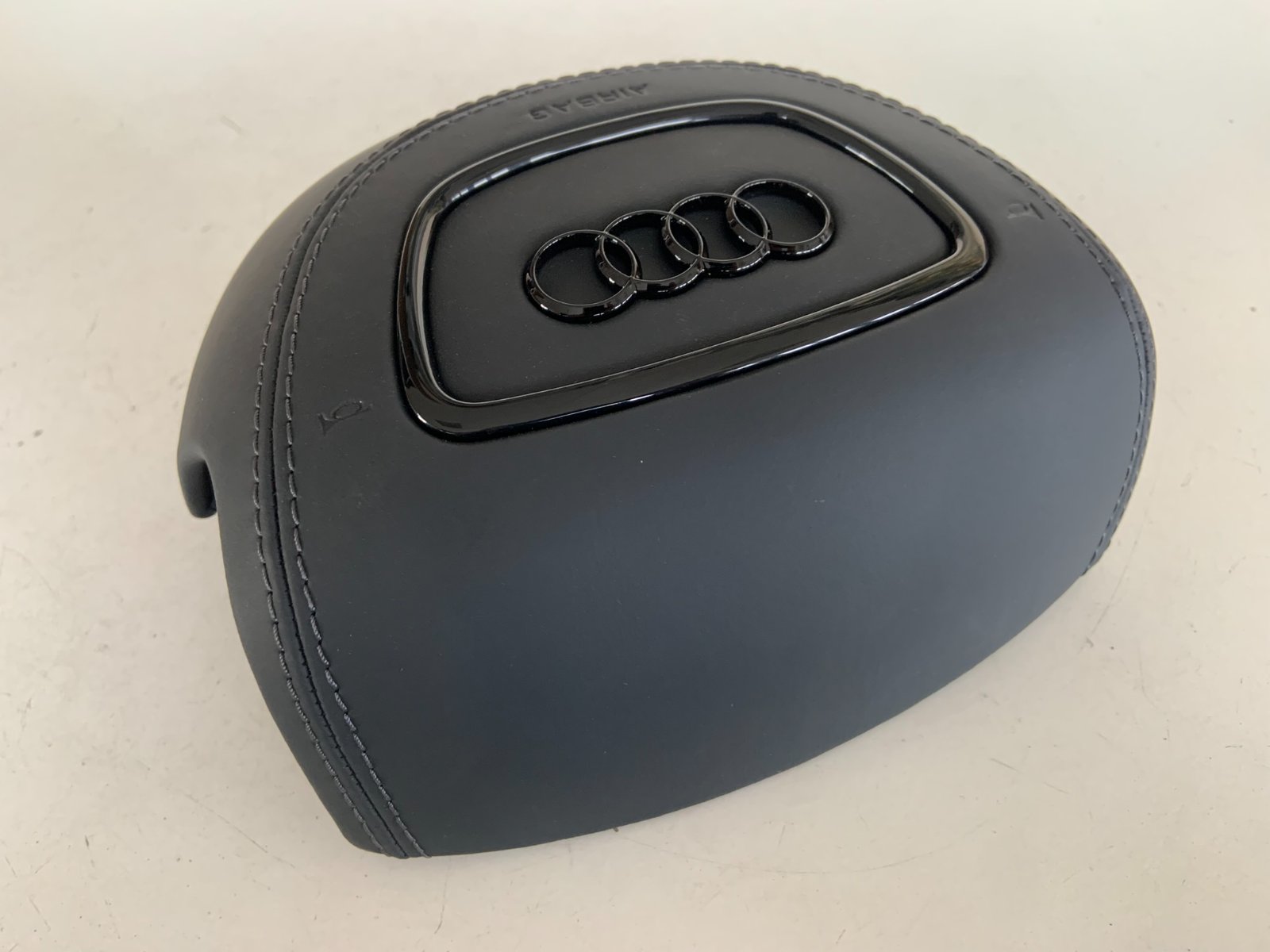 Audi A8 vairo oro pagalvės dangtelis