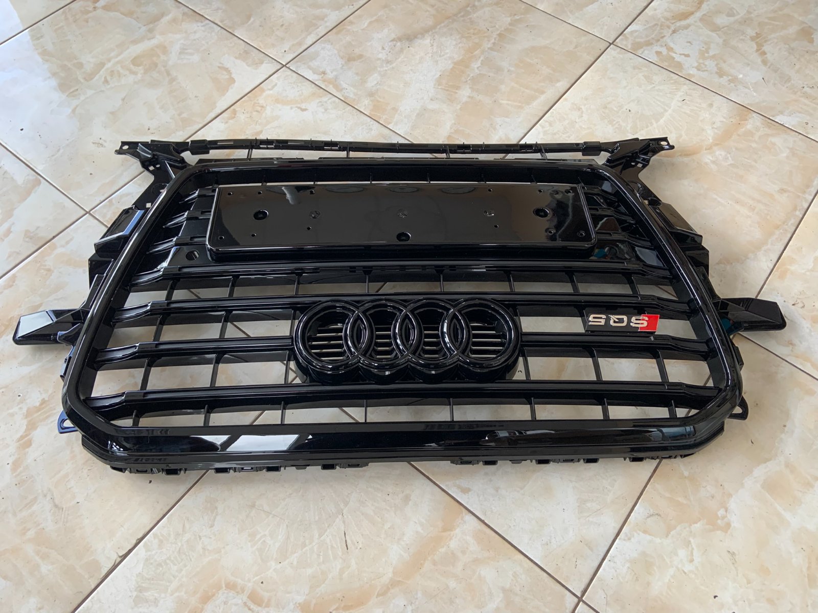 Audi Q5 Basic Centrinės grotelės SQ5 Style
