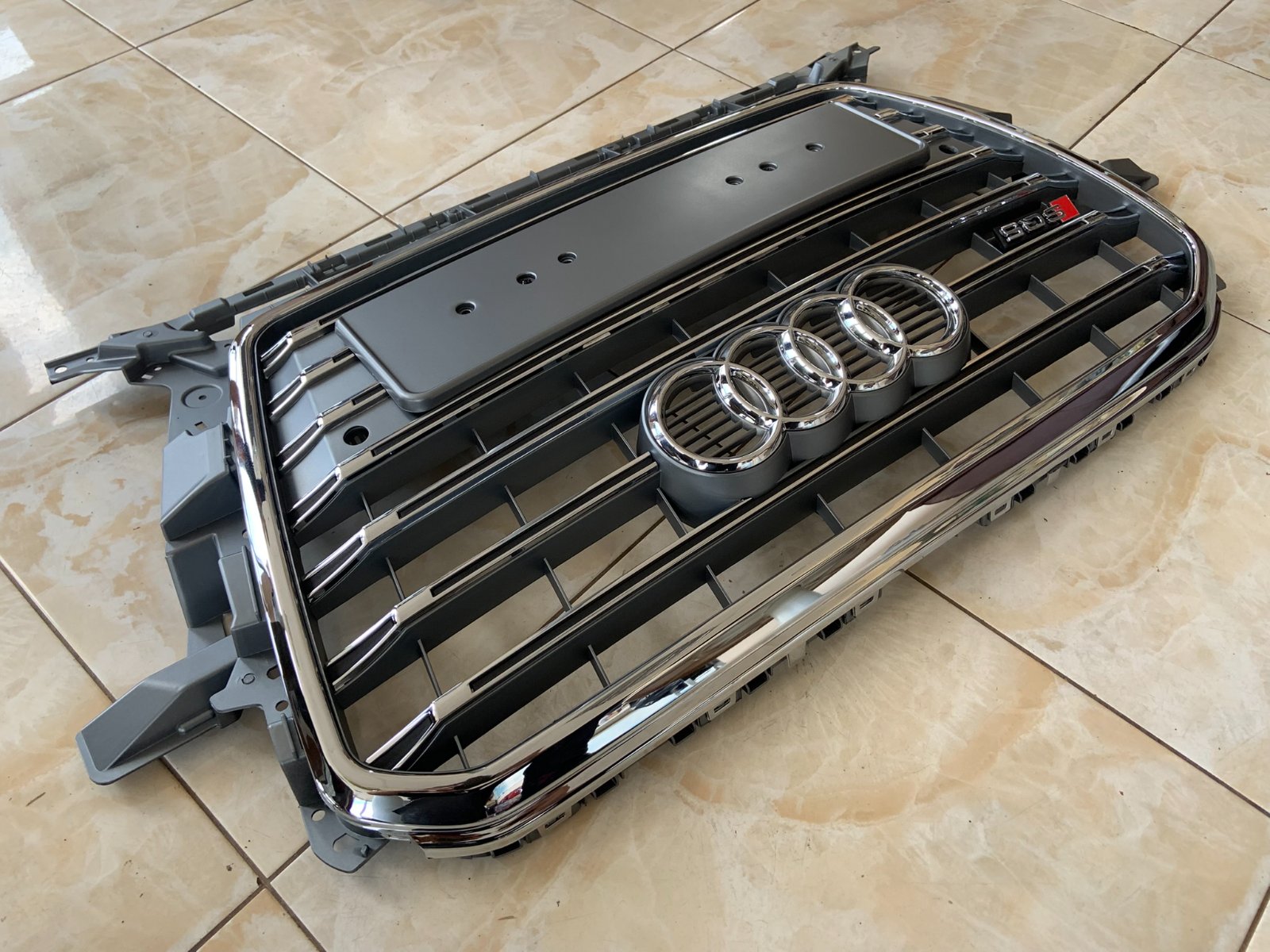 Audi Q5 Basic Centrinės grotelės SQ5 Style