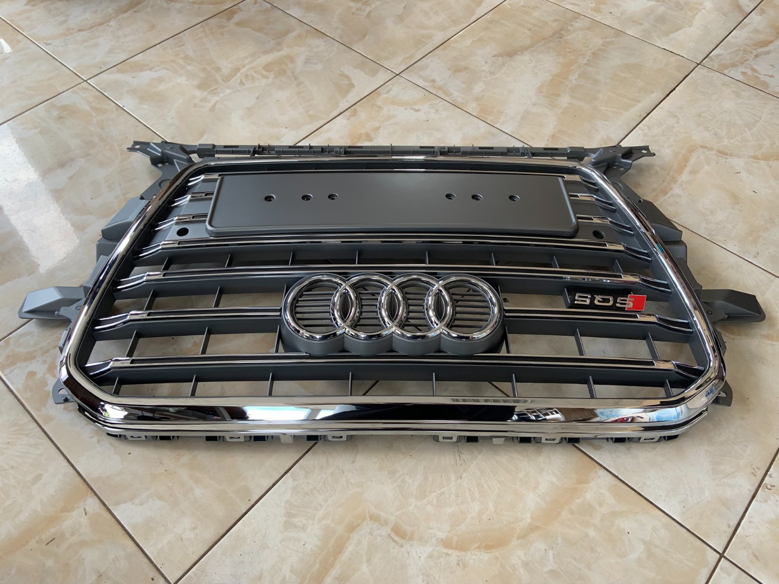 Audi Q5 Basic Centrinės grotelės SQ5 Style