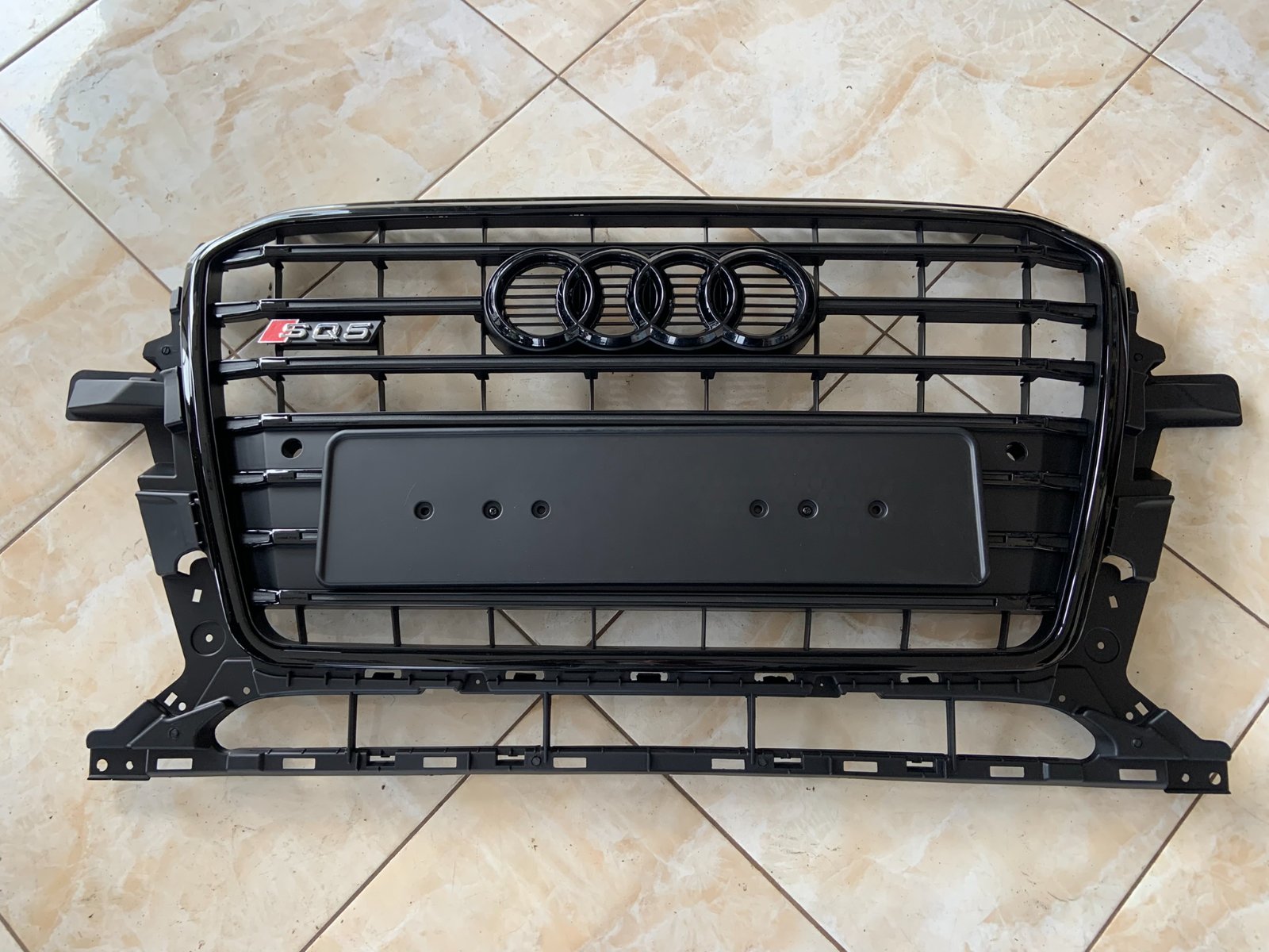 Audi Q5 Basic Centrinės grotelės SQ5 Style