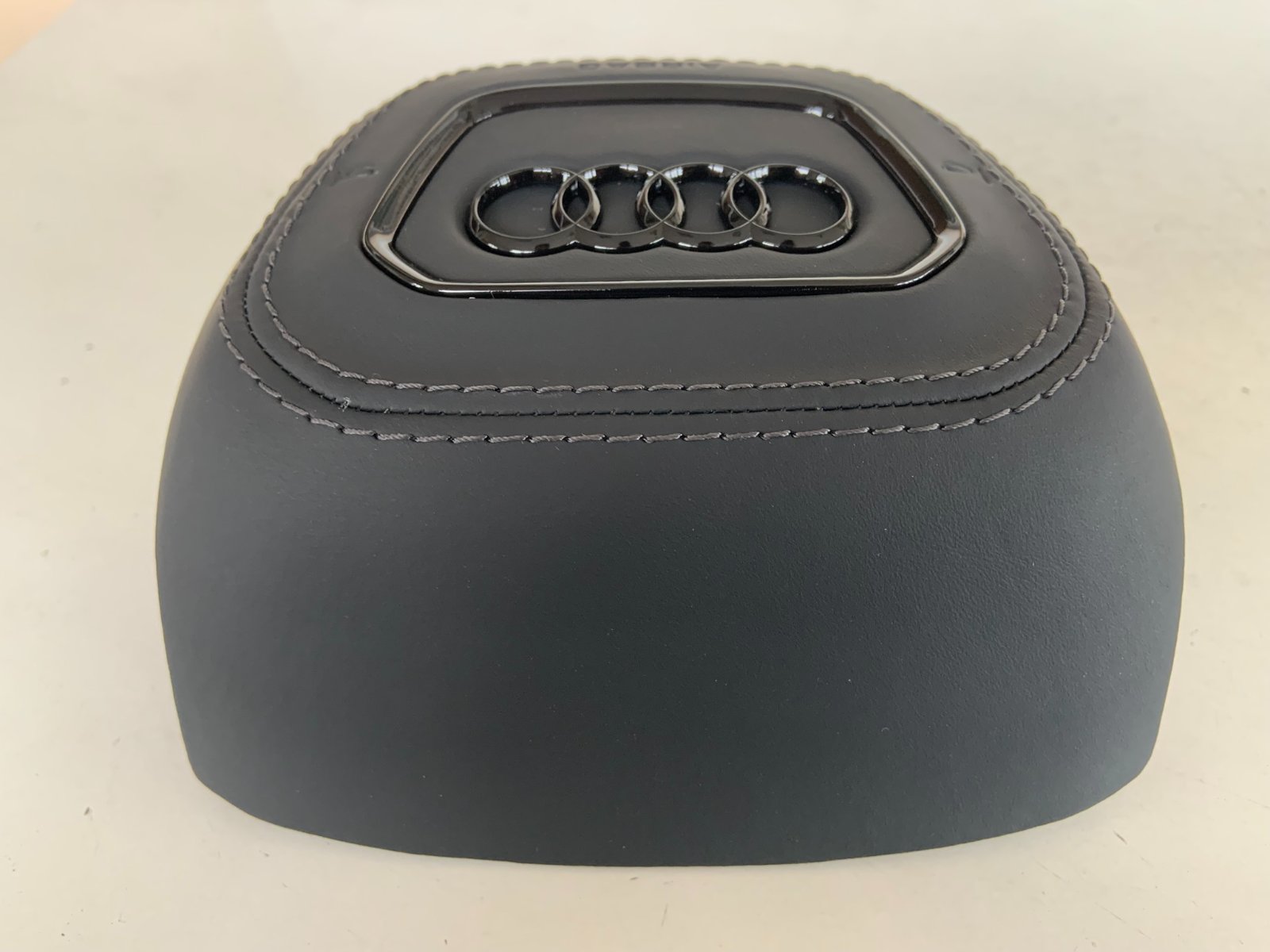 Audi Q8 vairo oro pagalvės dangtelis
