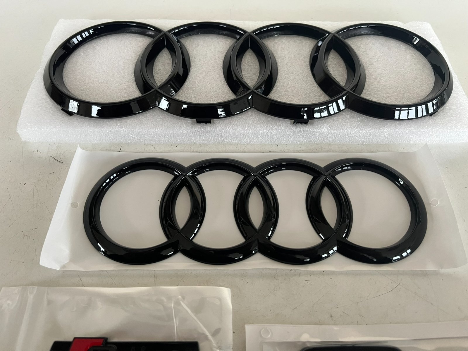 Q5 juodu ženkliuku komplektas