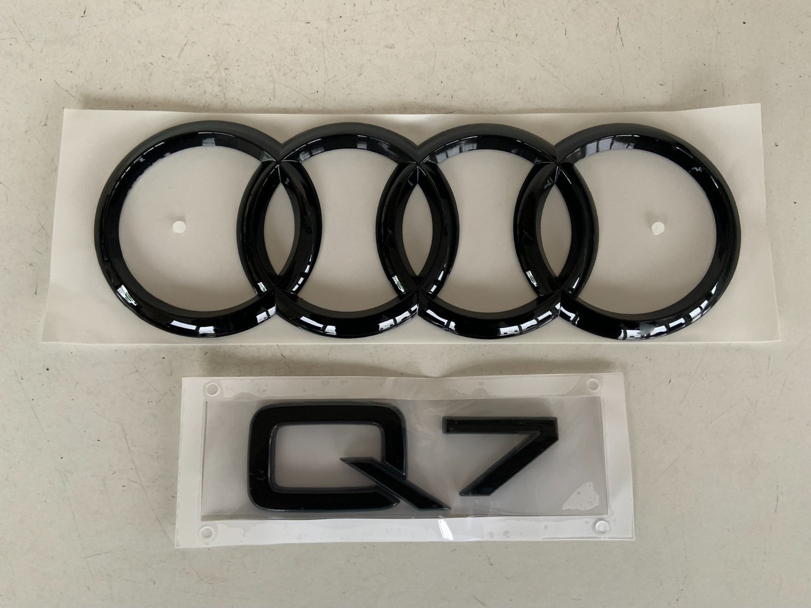 Q7 juodu ženkliuku komplektas