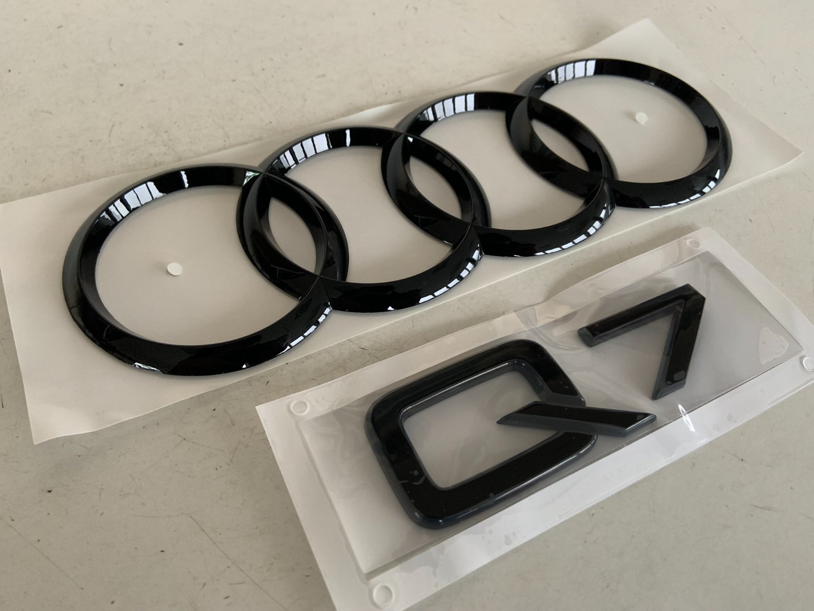 Q7 juodu ženkliuku komplektas